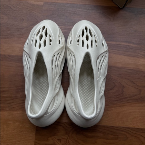 Yeezy Foam Runner - Picture 8 of 8